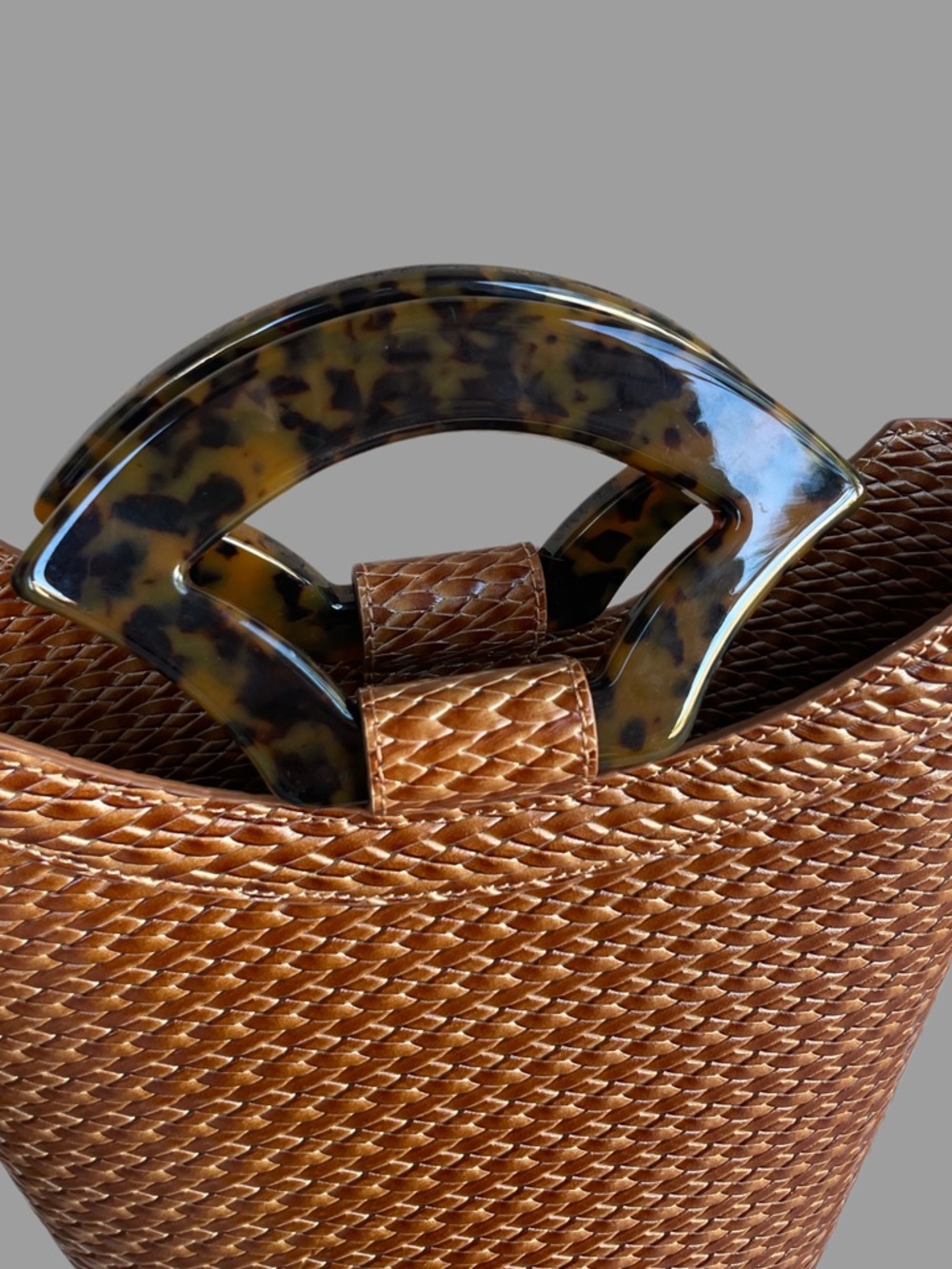 USISI SISTER Brown Woven Leather Tortoise Resin Handle Rollo Bucket Tote Bag - Picture 4 of 15